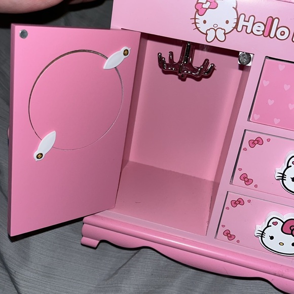 Hello kitty jewelry box - Picture 3 of 3